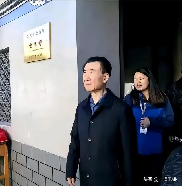 风水轮流转！王健林遇危机，儿子却凌晨4点携现任给前任狂刷礼品