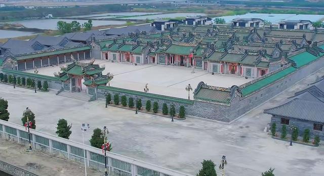 汕头三兄弟10亿豪宅被拆，不理官方通牒，老爹身份被扒，难怪嚣张