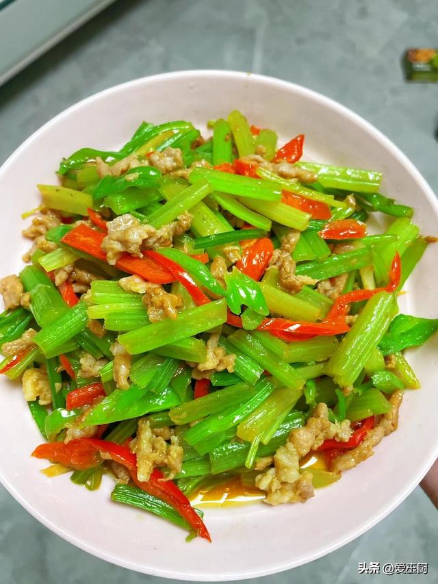 端午节，俗话说：“家有三色菜，郎中不消来”，三色菜是啥