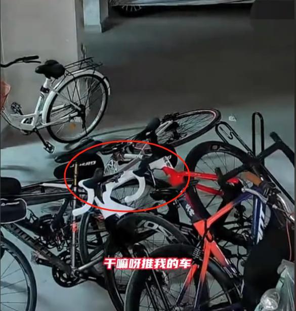 女子为抨击推倒自行车后续：车主谢绝
息争，定损价曝光，真赔不起