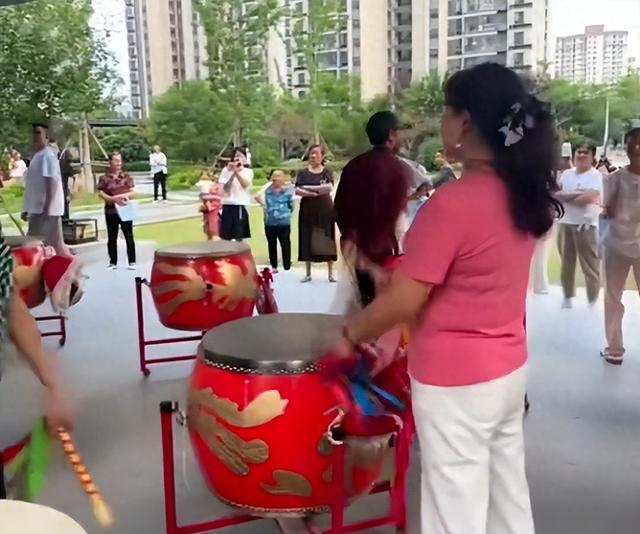 湖北绿衣打鼓大妈被全网追扒！居家行为更炸裂，警方：已上报