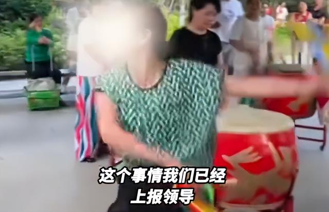 湖北绿衣打鼓大妈被全网追扒！居家行为更炸裂，警方：已上报