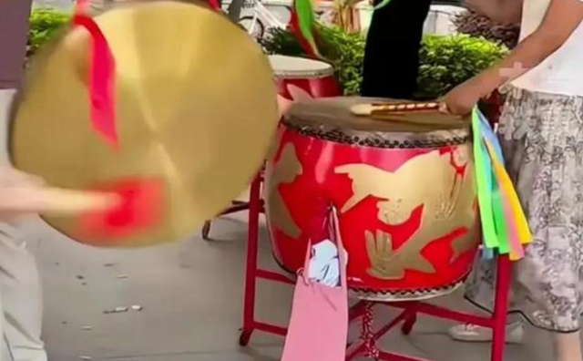 湖北绿衣打鼓大妈被全网追扒！居家行为更炸裂，警方：已上报