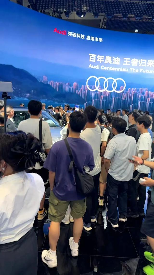 年夜
湾区车展，64岁的刘德华碰上51岁的汪涵，真没有对比就没有侵害
