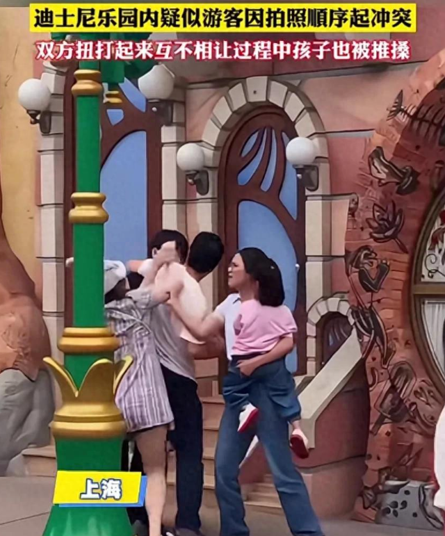 迪士尼微胖女打斗后续：目击者曝原因，警方转达，格后代是惹事精