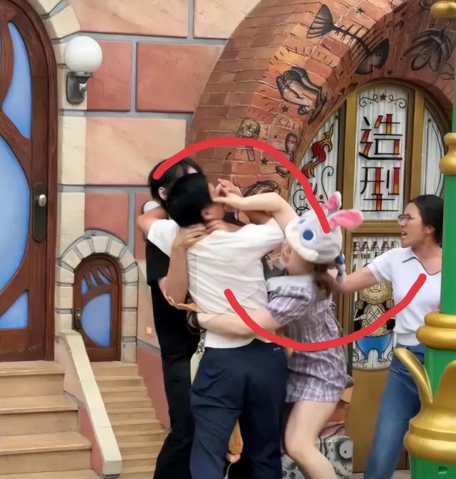 迪士尼微胖女打斗后续：目击者曝原因，警方转达，格后代是惹事精