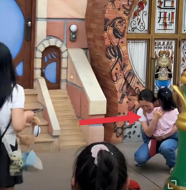 迪士尼微胖女打斗后续：目击者曝原因，警方转达，格后代是惹事精