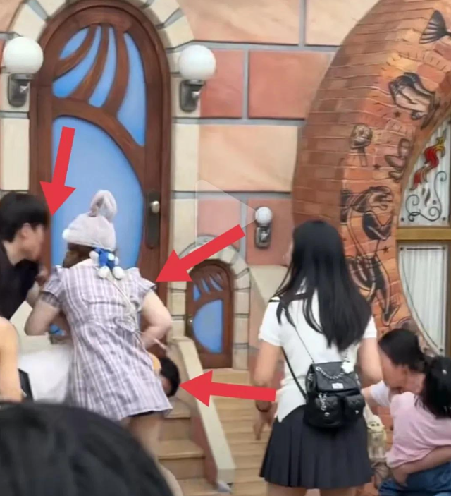 迪士尼微胖女打斗后续：目击者曝原因，警方转达，格后代是惹事精