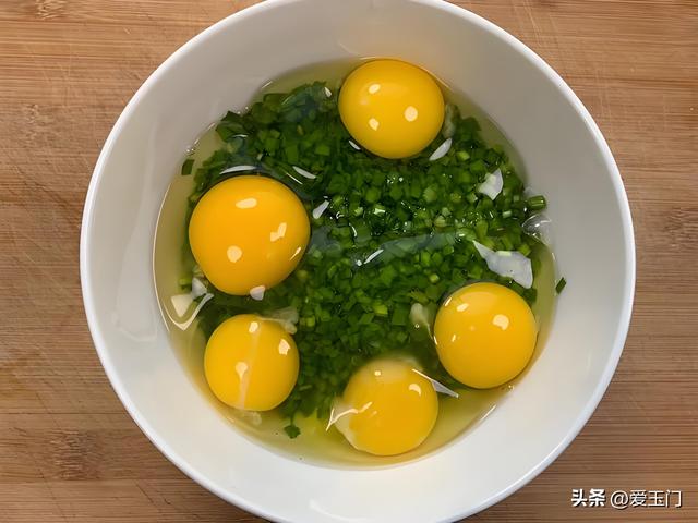 端午前后适合吃它，我家10顿有8顿如许做，不炒不凉拌，养分
解馋