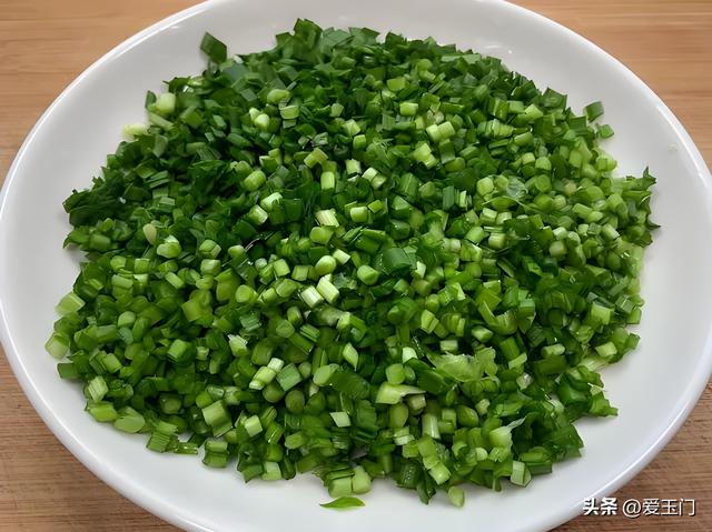 端午前后适合吃它，我家10顿有8顿如许做，不炒不凉拌，养分
解馋