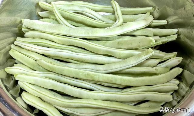 炒四季豆，最忌焯水和直接下锅炒，年夜
厨教你1招，鲜喷鼻
入味不发黄