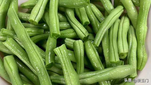 炒四季豆，最忌焯水和直接下锅炒，年夜
厨教你1招，鲜喷鼻
入味不发黄
