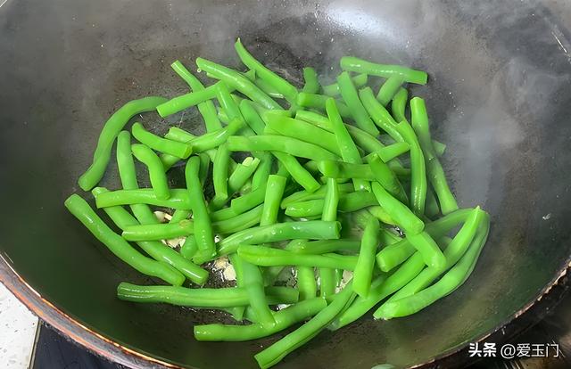 炒四季豆，最忌焯水和直接下锅炒，年夜
厨教你1招，鲜喷鼻
入味不发黄