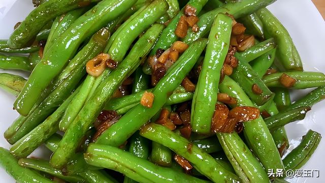 炒四季豆，最忌焯水和直接下锅炒，年夜
厨教你1招，鲜喷鼻
入味不发黄