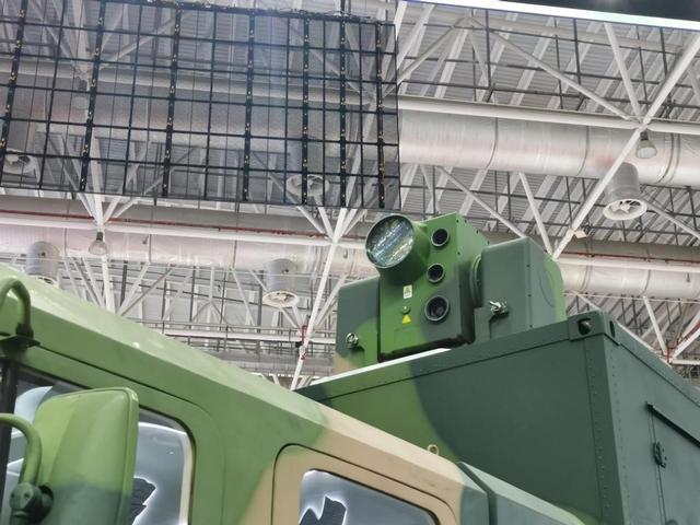 整排俄轰炸机被炸，丧失空前，俄军防不堪
防，值得解放军引以为
戒
