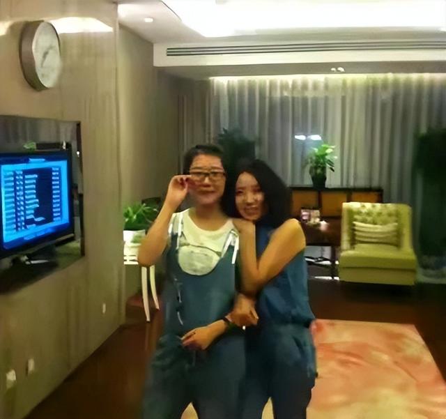 成都27岁女孩遇害场景还原，凶手扑进家里作案，最后去世

在了钢琴旁