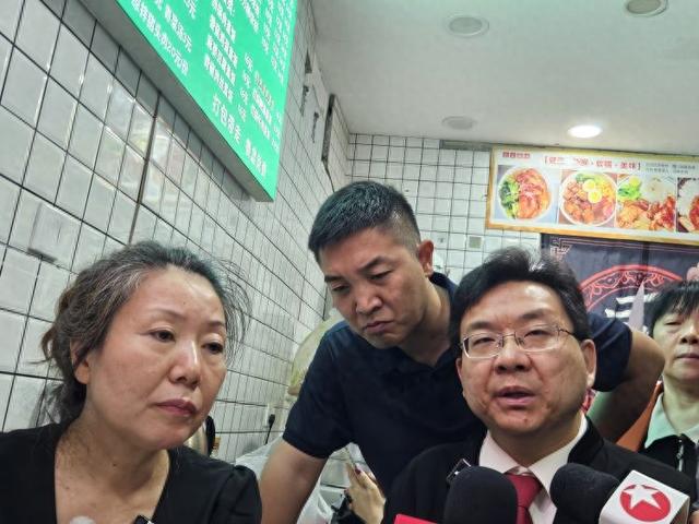 成都27岁女孩遇害场景还原，凶手扑进家里作案，最后去世

在了钢琴旁