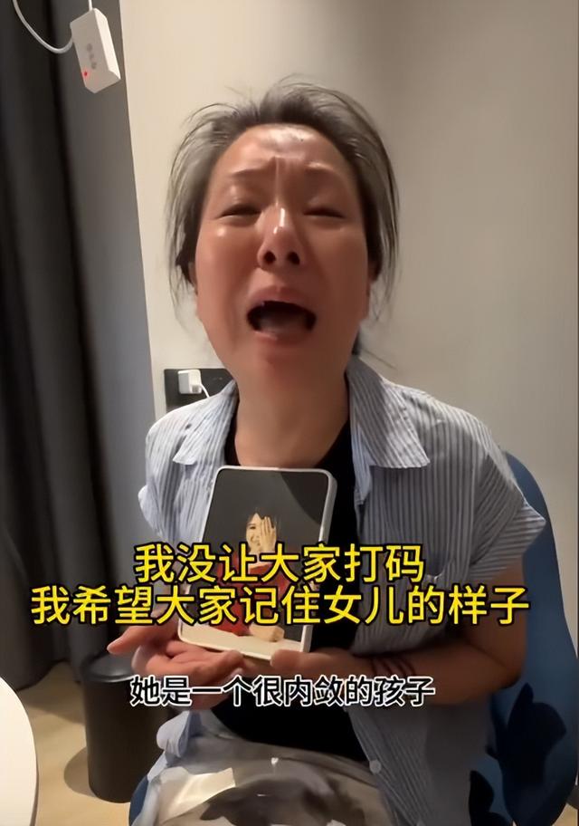 成都27岁女孩遇害场景还原，凶手扑进家里作案，最后去世

在了钢琴旁