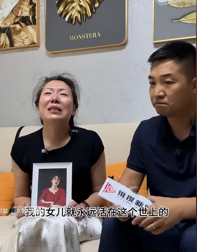 成都27岁女孩遇害场景还原，凶手扑进家里作案，最后去世

在了钢琴旁