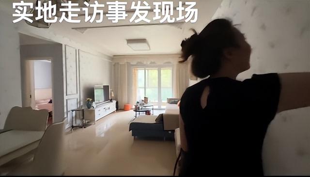 成都27岁女孩遇害场景还原，凶手扑进家里作案，最后去世

在了钢琴旁