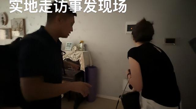 成都27岁女孩遇害场景还原，凶手扑进家里作案，最后去世

在了钢琴旁