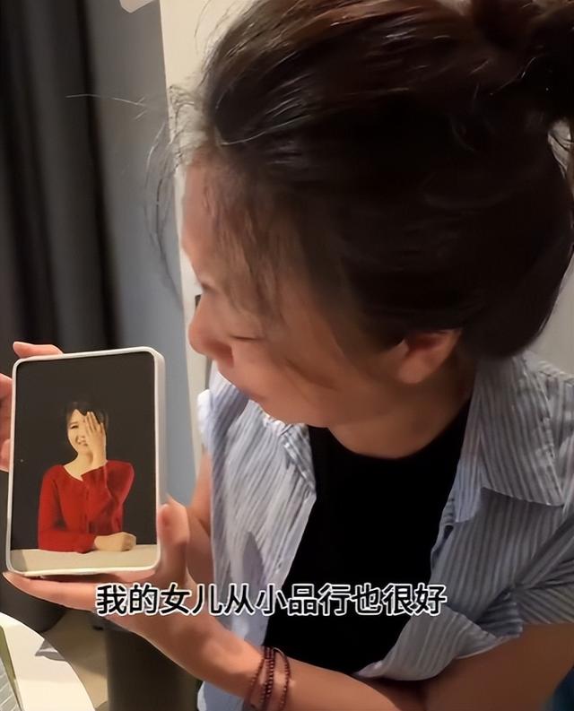 成都27岁女孩遇害场景还原，凶手扑进家里作案，最后去世

在了钢琴旁