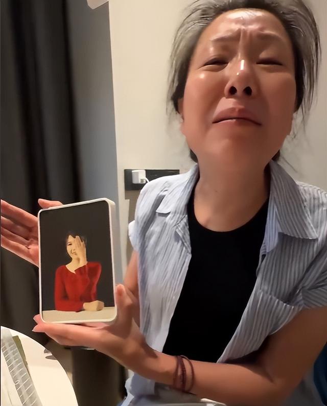 成都27岁女孩遇害场景还原，凶手扑进家里作案，最后去世

在了钢琴旁