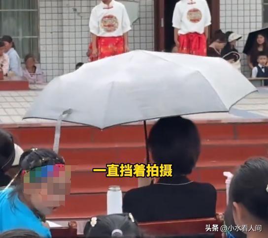 女子评委席打伞后续：提醒五次不听！身份曝光，官方回应网友怒了