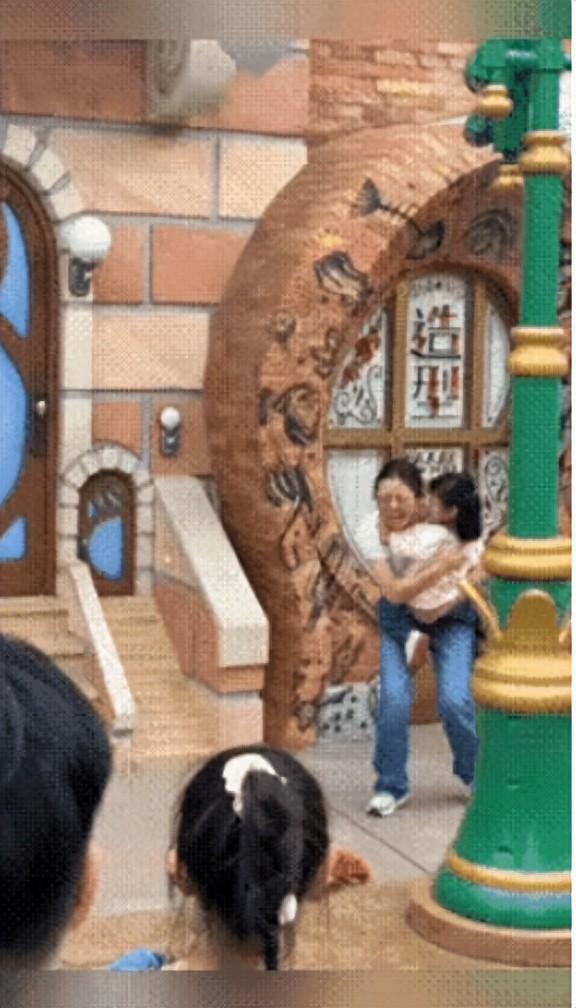 迪士尼微胖女打斗后续：目击者曝缘故原由，警方转达，格后代是惹事精