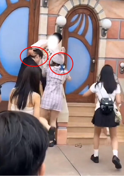迪士尼微胖女打斗后续：目击者曝缘故原由，警方转达，格后代是惹事精