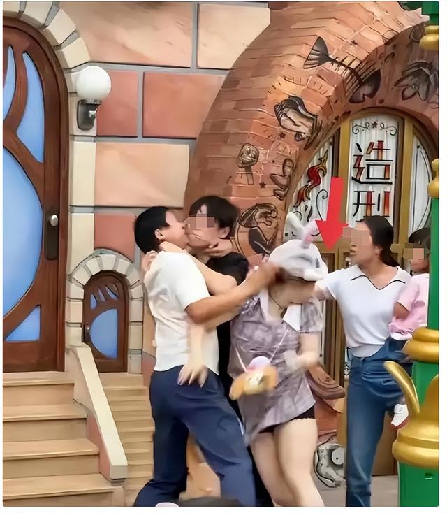 迪士尼微胖女打斗后续：目击者曝缘故原由，警方转达，格后代是惹事精