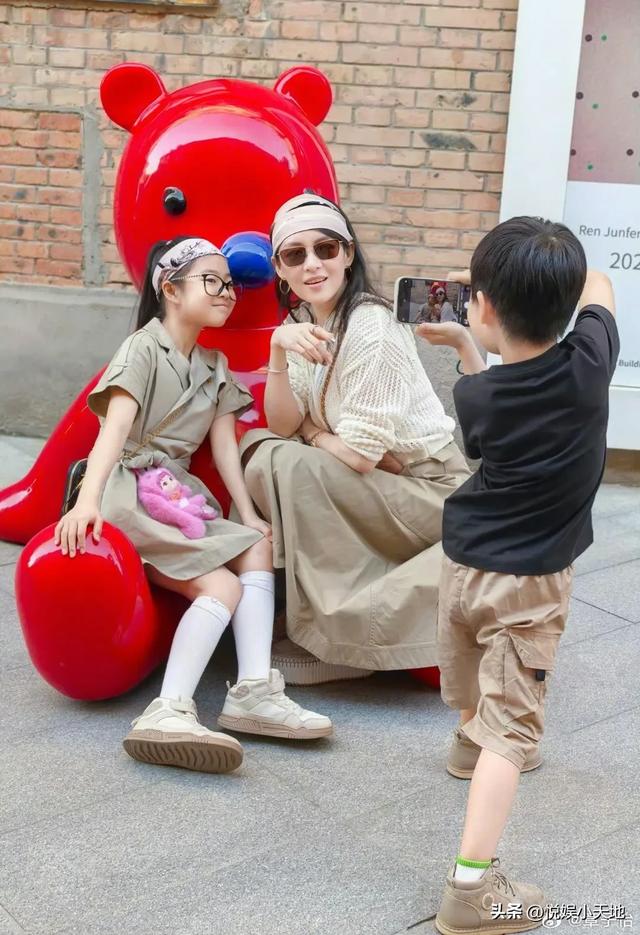 章子怡六一深夜发文，九图打脸汪峰！醒醒女年夜
十八变，姐弟高颜值