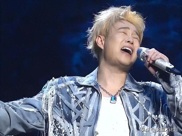 小沈阳演唱会翻车，不雅观

众齐喊退票提前离场，下跪致歉
仍难挽回口碑