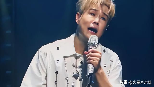 小沈阳演唱会翻车，不雅观

众齐喊退票提前离场，下跪致歉
仍难挽回口碑