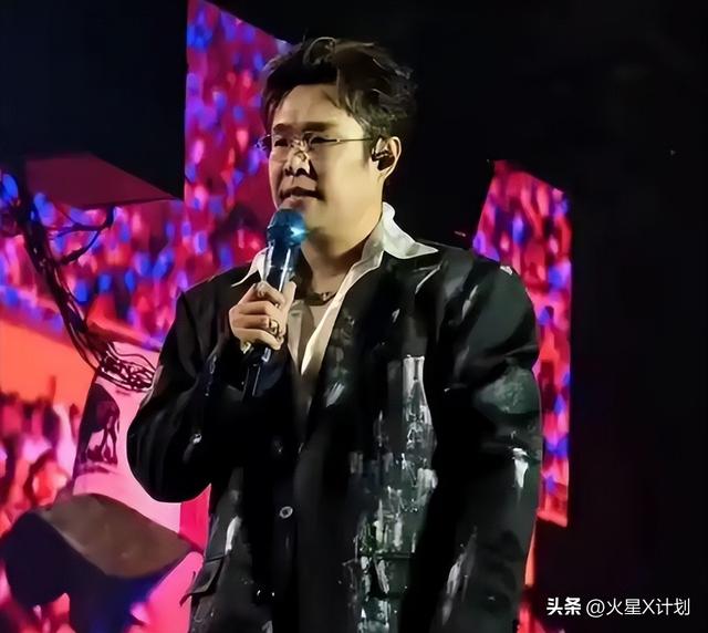 小沈阳演唱会翻车，不雅观

众齐喊退票提前离场，下跪致歉
仍难挽回口碑