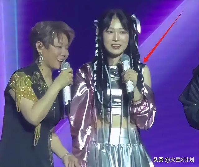 小沈阳演唱会翻车，不雅观

众齐喊退票提前离场，下跪致歉
仍难挽回口碑