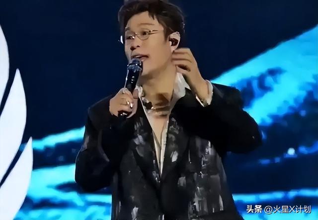 小沈阳演唱会翻车，不雅观

众齐喊退票提前离场，下跪致歉
仍难挽回口碑
