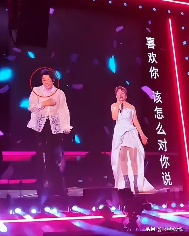 小沈阳演唱会翻车，不雅观

众齐喊退票提前离场，下跪致歉
仍难挽回口碑