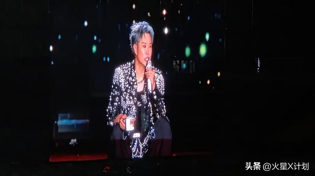 小沈阳演唱会翻车，不雅观

众齐喊退票提前离场，下跪致歉
仍难挽回口碑