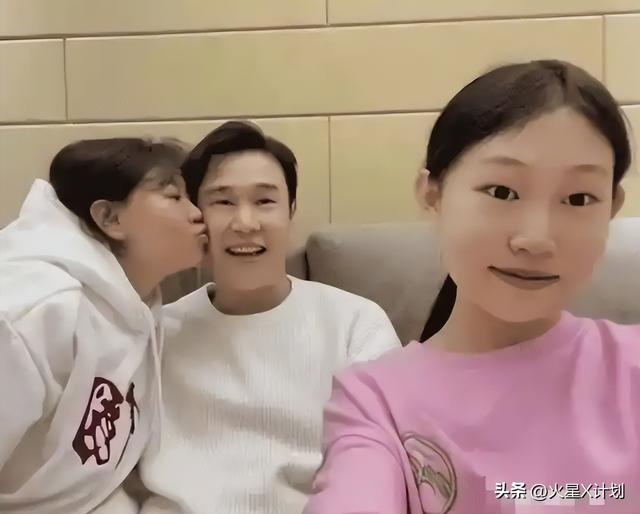 小沈阳演唱会翻车，不雅观

众齐喊退票提前离场，下跪致歉
仍难挽回口碑