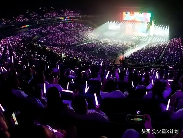 小沈阳演唱会翻车，不雅观

众齐喊退票提前离场，下跪致歉
仍难挽回口碑