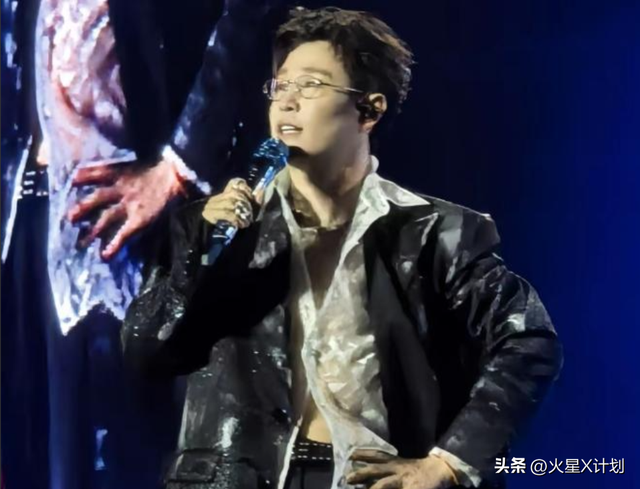 小沈阳演唱会翻车，不雅观

众齐喊退票提前离场，下跪致歉
仍难挽回口碑