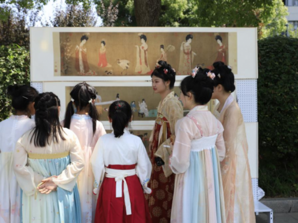 ​赢通宝，尝美食、得喷鼻
囊、扎艾草......回到唐朝过端午
