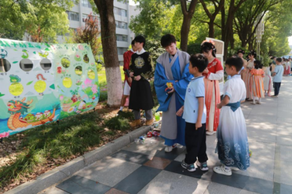 ​赢通宝，尝美食、得喷鼻
囊、扎艾草......回到唐朝过端午