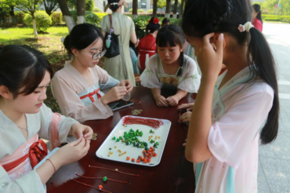 ​赢通宝，尝美食、得喷鼻
囊、扎艾草......回到唐朝过端午