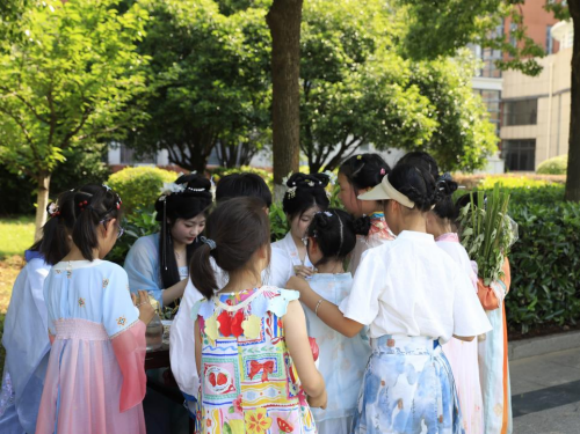​赢通宝，尝美食、得喷鼻
囊、扎艾草......回到唐朝过端午