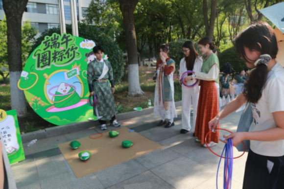 ​赢通宝，尝美食、得喷鼻
囊、扎艾草......回到唐朝过端午