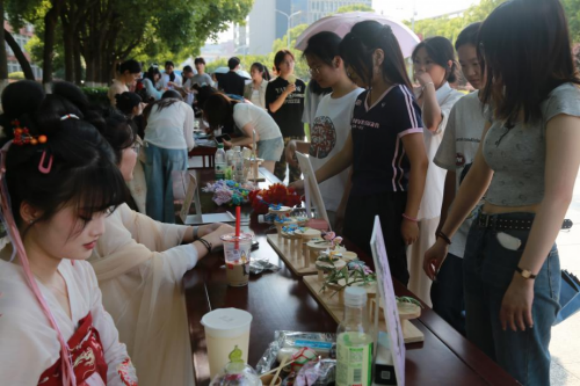 ​赢通宝，尝美食、得喷鼻
囊、扎艾草......回到唐朝过端午