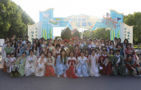 ​赢通宝，尝美食、得喷鼻
囊、扎艾草......回到唐朝过端午