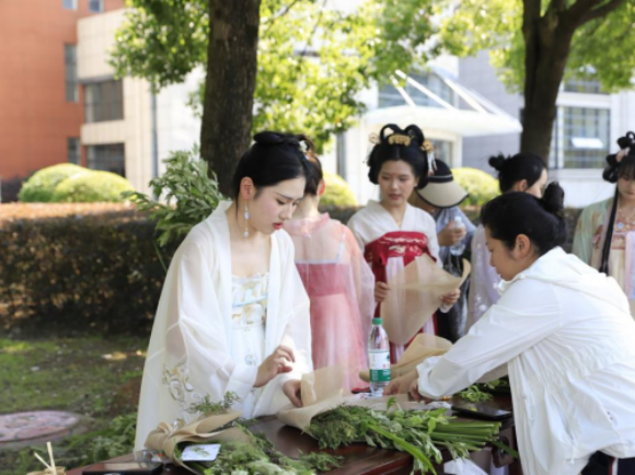 ​赢通宝，尝美食、得喷鼻
囊、扎艾草......回到唐朝过端午